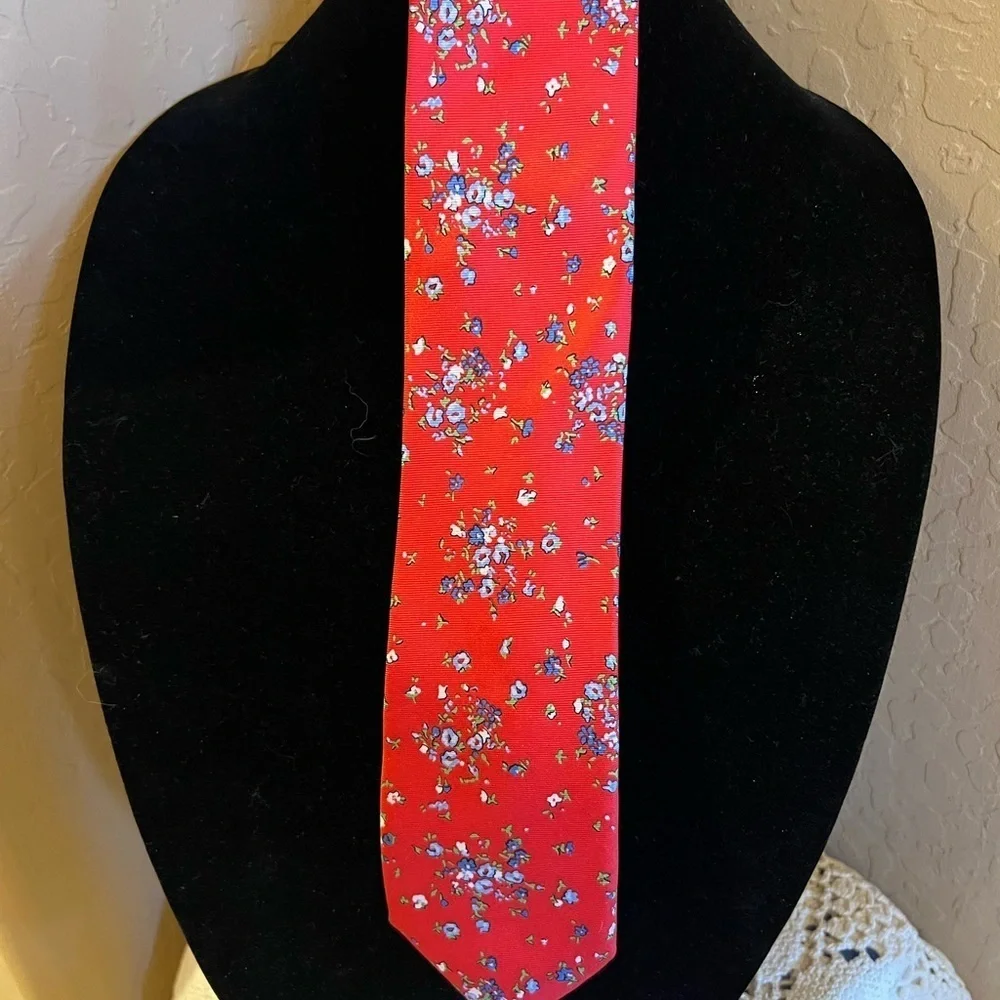 Roundtree & Yorke Tie 100% Silk Men's Red Floral Necktie